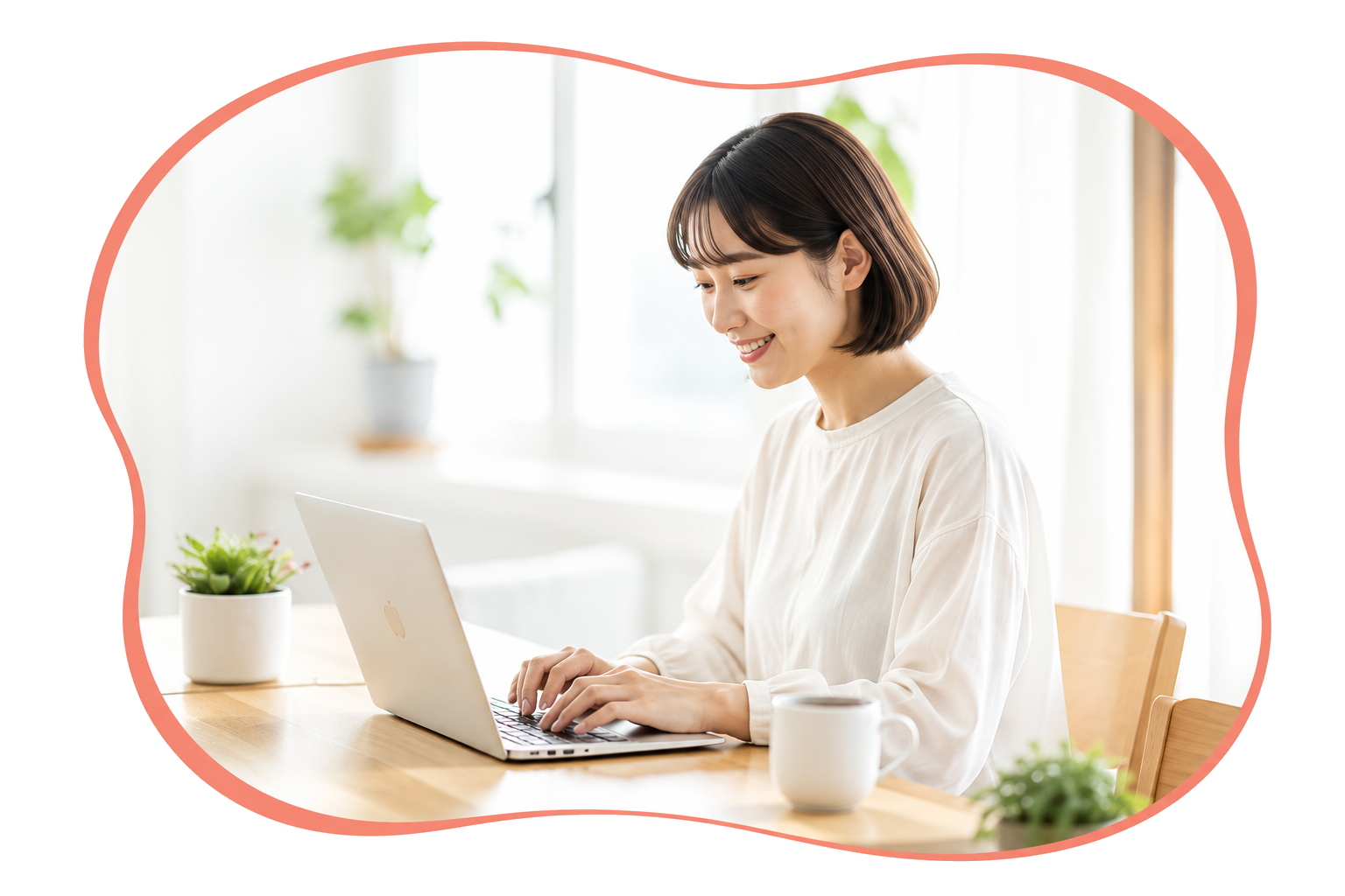 PCで作業する女性スタッフ